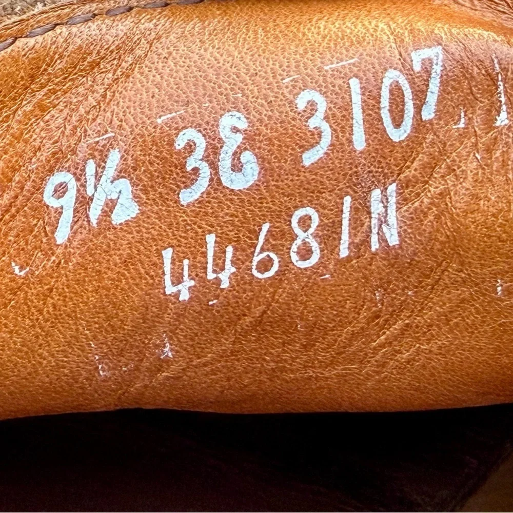 Allen Edmonds Boone Suede Bluchers 9.5 Wide – Vibram Sole